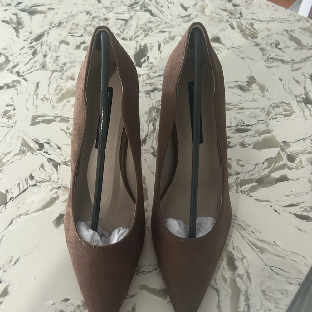 Women's Scallop Slip-On Heels Sandals brand new